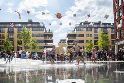 910781 Afbeelding van de openingsdag van Leidsche Rijn Centrum (Brusselplein) te Utrecht.